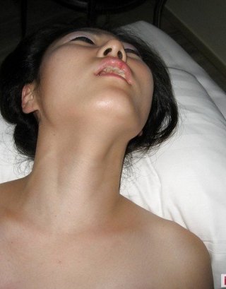 Женщина кореянка с нестриженой пиздой