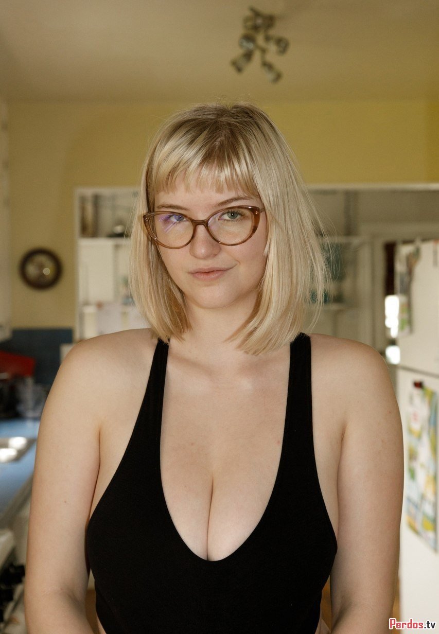 Блондинка в очках с большой грудью (9 фото)