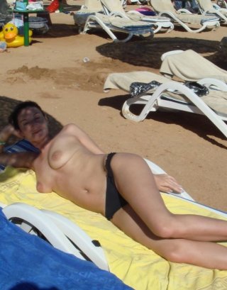 Голые девушки на пляже - фото эротика молодых нудисток